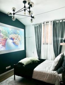 ein Schlafzimmer mit einem großen Wandgemälde in der Unterkunft Maisonnette proche de Paris & Home cinema in Bourg-la-Reine