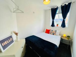 ein kleines Schlafzimmer mit einem Bett und einem Fenster in der Unterkunft Boutique 1Bed Apt Near the City Centre in Liverpool