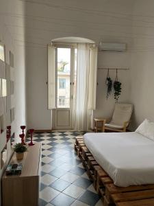 een slaapkamer met een groot bed en een raam bij LOGICO #35 HOME in Bari