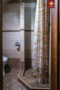 W łazience znajduje się prysznic ze szklanymi drzwiami. w obiekcie Карпатське Щастя w mieście Wierchowina