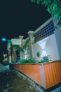 una casa con palmeras delante de ella por la noche en Hadeb Property, en Bukoba