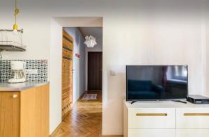 ワルシャワにあるCozy Apartment Pragaのリビングルーム(大画面薄型テレビ付)