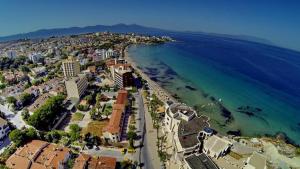 een luchtzicht op een strand en de oceaan bij Ladies Beach Suite Hotel in Kuşadası