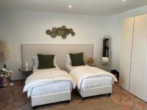 2 nebeneinander sitzende Betten in einem Schlafzimmer in der Unterkunft Villa Stone Positano in Positano
