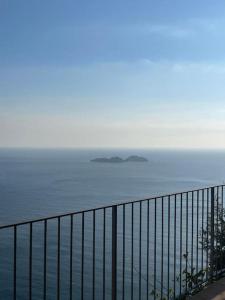 einen Balkon mit Meerblick in der Unterkunft Villa Stone Positano in Positano