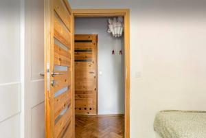 Una puerta que conduce a una habitación con dormitorio en Cozy Apartment Praga, en Varsovia