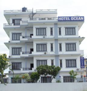 Un hotel blanco con un cartel. en HOTEL OCEAN, en Rummindei