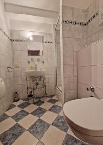 a bathroom with a toilet and a sink at Steinwarder 1 - Haus "Seerose" ST1 018 Steinwarder 1 in Heiligenhafen