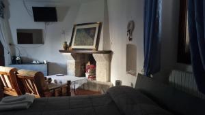 sala de estar con sofá y chimenea en Masseria La Rocca, en Pacentro