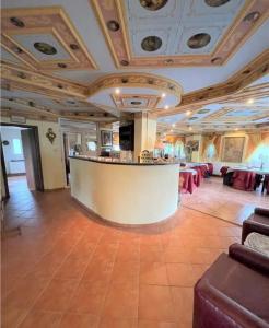 un gran vestíbulo con un bar en el medio de una habitación en Casa Ticino Predeal en Predeal