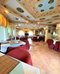 restauracja ze stołami i krzesłami w pokoju w obiekcie Casa Ticino Predeal w mieście Predeal