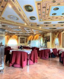 ein Restaurant mit Tischen und Stühlen und einer Decke in der Unterkunft Casa Ticino Predeal in Predeal