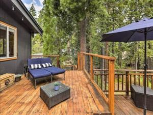 En balkon eller terrasse på Tahoe Oasis - West Shore Chalet with View & Hot Tub! home