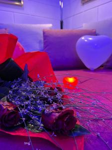 um quarto com uma mesa com rosas e balões em GianLuis Luxury Suites em Fasano