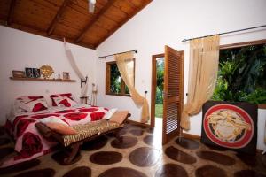 Rúm í herbergi á Coté Sud - Unique Villa & Bungalows Intendance Road