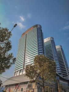 un grande edificio con due edifici alti di Centaurus Apartment Three Bed a Islamabad