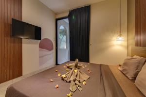 ein Schlafzimmer mit einem Bett mit Sternedekoration darauf in der Unterkunft Escotel Casa De Luga By Reccoma in Jakarta