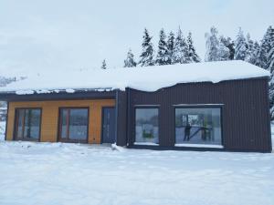 ein kleines Gebäude mit Schnee auf dem Dach in der Unterkunft Rapla Ratsakeskuse puhkemaja, Rapla Equestrian Centre holidayhouse 