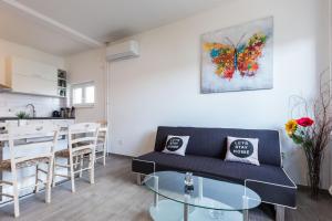 - un salon avec un canapé et une table en verre dans l'établissement Nikola apartments free parking BBQ, à Zadar