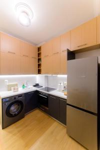 eine Küche mit einem Kühlschrank und einem Geschirrspüler in der Unterkunft New modern 2nd floor apartment in Thessaloniki