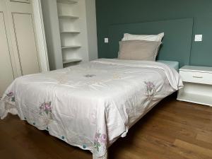 sypialnia z łóżkiem z białą kołdrą w obiekcie Fantastic 4 Rooms House 3km from Paris Porte de Versailles w mieście Clamart