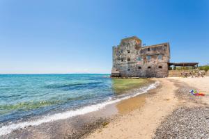 un antiguo castillo a orillas de la playa en ROSSINI APARTMENT FRONTE MARE en Follonica