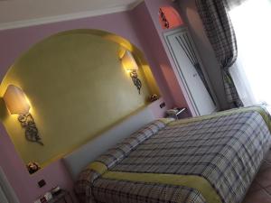 1 dormitorio con 1 cama con manta a cuadros en Villa Riadana, en Agadir