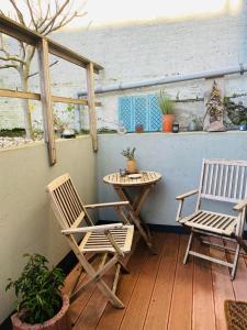 un patio con 2 sillas y una mesa en una terraza en By Onzz en Kamperland