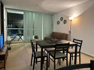 a living room with a dining room table and chairs at Departamento Harmony Xalapa in Xalapa