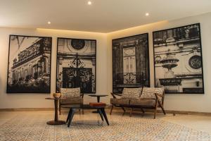 a living room with a couch and a table at Casa Continental Hotel Boutique & Suites - Adults Only in Mérida