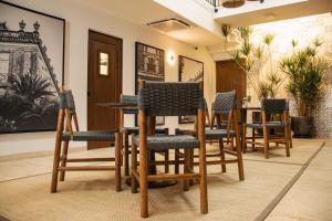 a dining room with a table and chairs at Casa Continental Hotel Boutique & Suites - Adults Only in Mérida