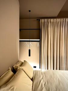 um quarto com uma cama e uma janela com cortinas em Rex Hotel Boutique em Tirana