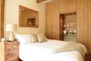 A bed or beds in a room at Vera's Kitchen B&B 