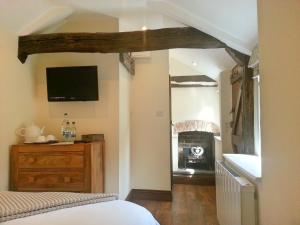 A television and/or entertainment center at Vera's Kitchen B&B 