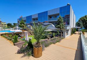 Bazén v ubytování Dodo Beach Hotel nebo v jeho okolí