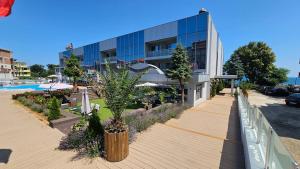 Bazén v ubytování Dodo Beach Hotel nebo v jeho okolí