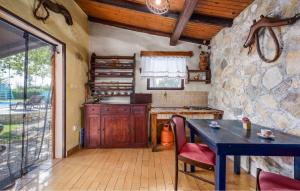 uma cozinha com uma mesa e uma parede de pedra em Haus Nono em Sveti Petar u Šumi
