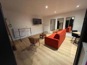 ein Wohnzimmer mit einem roten Sofa und einem Tisch in der Unterkunft Flat vane & Soun in Waterloo