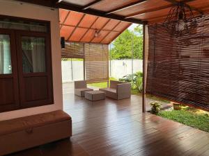 - une terrasse ouverte avec du parquet et une porte dans l'établissement Dango Homestay, à Kuching