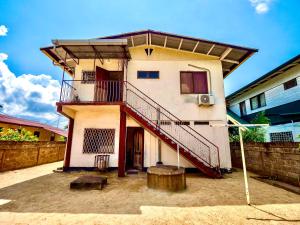 een gebouw met een trap aan de zijkant bij Stunning 3-Bed House in Paramaribo Marie's place in Paramaribo