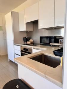 a kitchen with white cabinets and a kitchen sink at Business Stays in Reading with FREE Parking in Reading