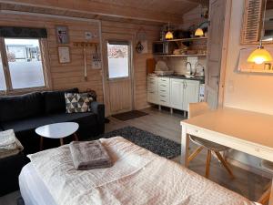 een woonkamer met een bed en een keuken bij Piccobello Bed & Breakfast Valløby Køge in Valløby