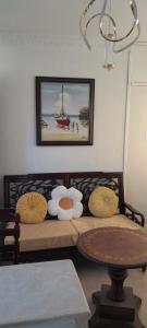 Habitación con cama con almohadas y foto de un barco. en Bethel, en La Viva