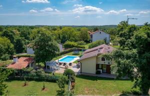 uma vista aérea de uma casa com piscina em Haus Nono em Sveti Petar u Šumi