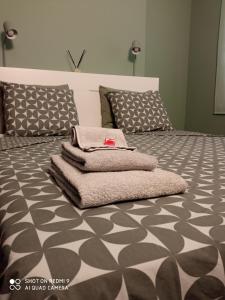 a bedroom with a bed with towels on it at Las Meninas Tenerife in San Miguel de Abona