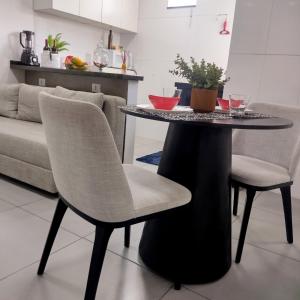 einem Tisch mit zwei Stühlen und einem Tisch mit in der Unterkunft Flat Ideal para conexão 5 in Guarulhos