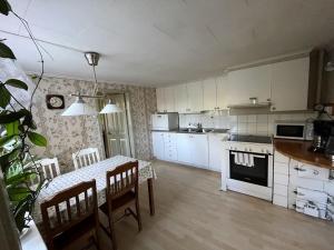 Η κουζίνα ή μικρή κουζίνα στο Lantlig idyll nära sjö i Småland