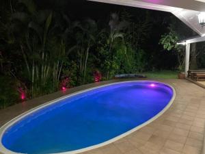 ein großer blauer Pool im Hinterhof nachts in der Unterkunft Exclusiva villa ecológica en las terrenas in Las Terrenas