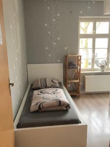 uma cama num quarto com uma janela em Fewo - Am Mühlenteich em Wismar