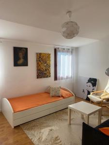 een slaapkamer met een bed met oranje lakens bij Al Naviglio in Dolo